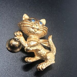 Vtg Avon Blue Eye Cat with Bow & Dangling Bell Label Pin Brooch-Cat Mom's